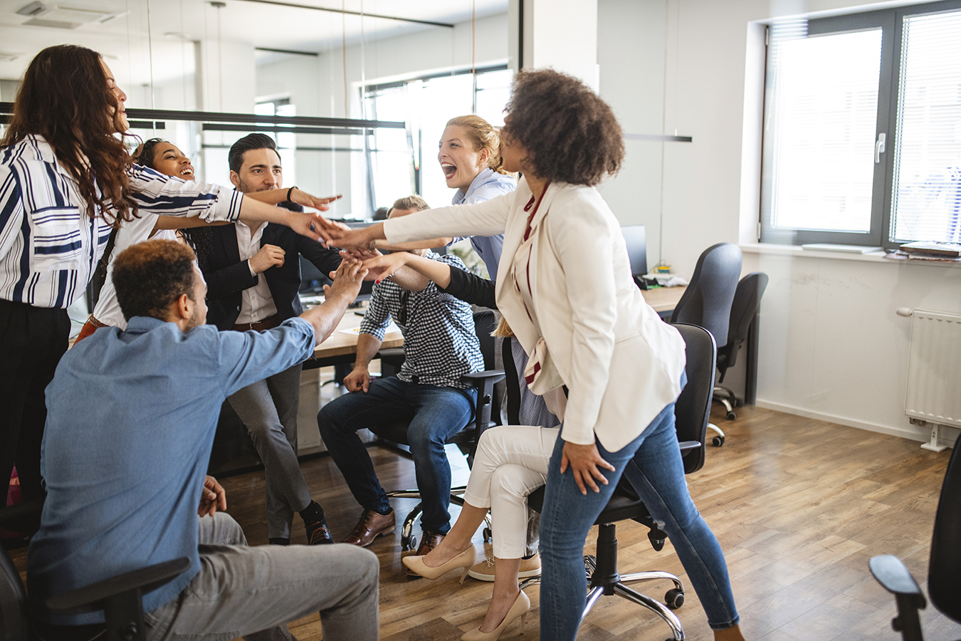 Groupe de collaborateurs motivés après une séance de coaching par Isabelle Guichard